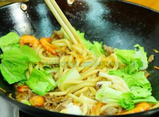 Stir-fried Three Fresh Udon recipe