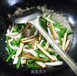 Stir-fried Squid with Leek and Floral Fragrance recipe