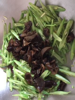 Stir-fried Black Fungus with Dragon Sprout and Beans recipe