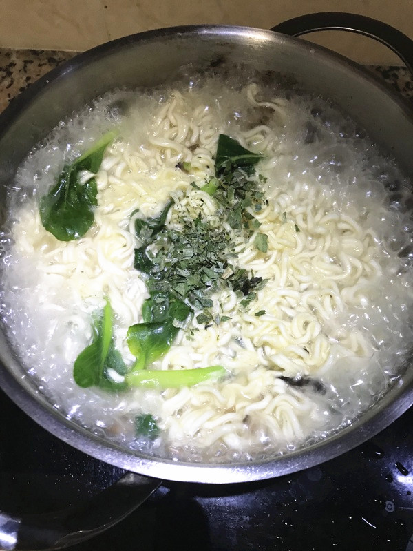 #中卓牛骨汤面#bullfrog Green Vegetable Noodles recipe