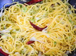 Stir-fried Wire Noodles with Cabbage recipe