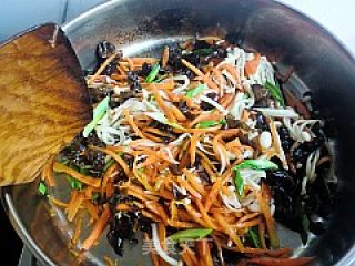 Stir-fried Enoki Mushroom with Carrots recipe