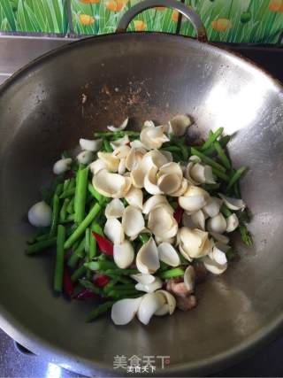 Stir-fried Chicken with Asparagus and Lily recipe