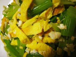 #蛋美食# Egg Skin Mixed with Celery recipe
