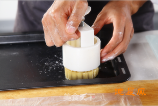 Mooncake with Lotus Seed Paste and Egg Yolk recipe