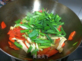 Stir-fried Carrots with Fragrant Green Garlic recipe