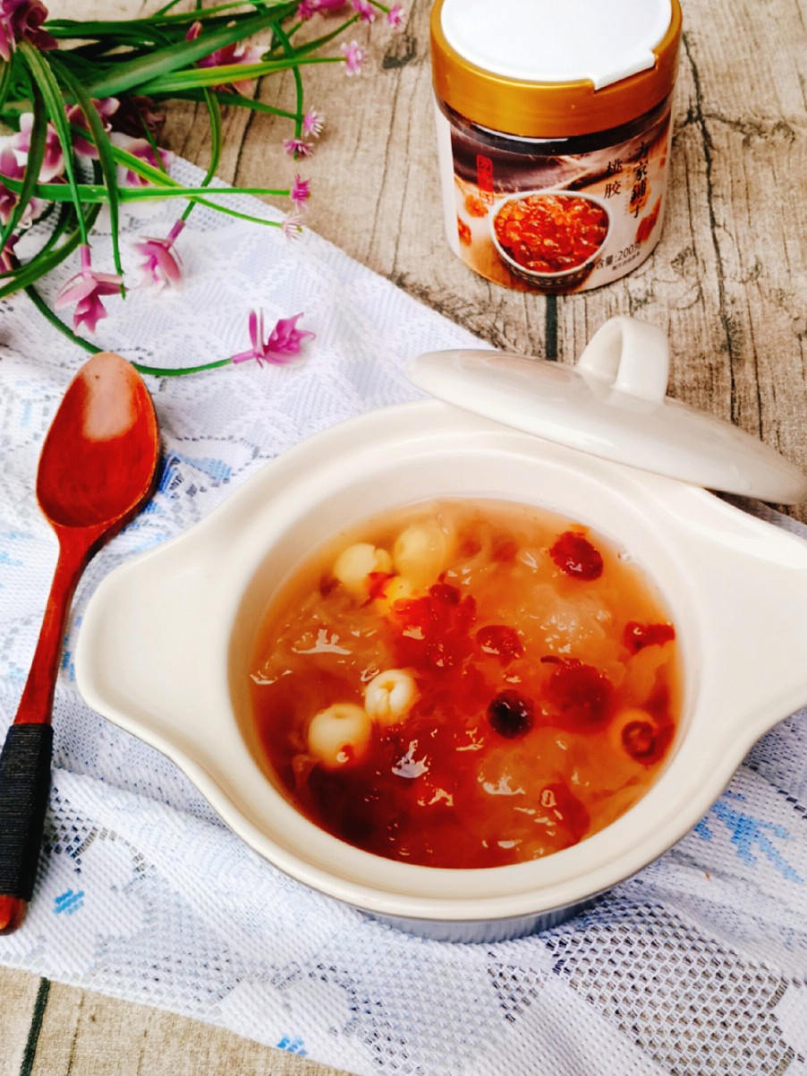 Peach Gum, Lotus Seed and White Fungus Soup (beauty and Beauty) recipe
