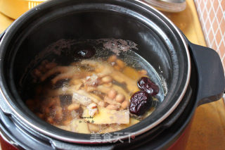 Black-eyed Peanut Chicken Feet in Clay Pot recipe