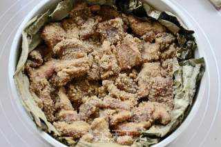 Steamed Pork with Spiced Lotus Leaf recipe