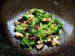 Fresh Mushroom Broccoli in Oyster Sauce recipe