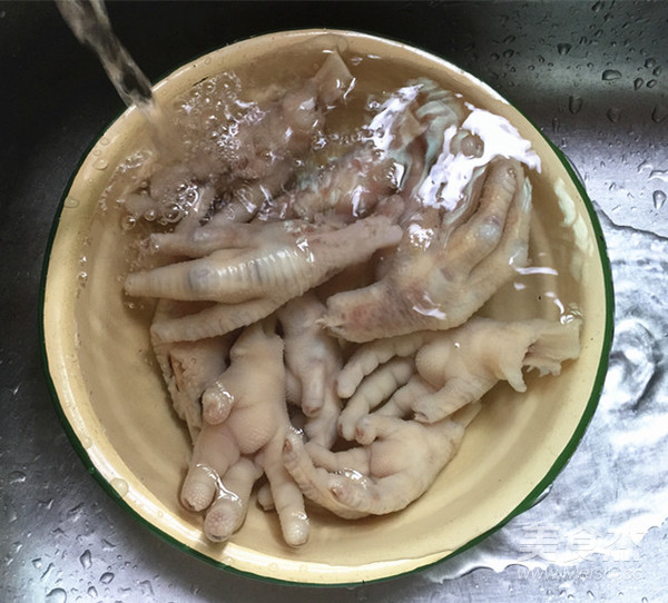 Spicy Braised Chicken Feet recipe