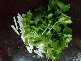 Stir-fried Shredded Pork with Celery and Lily recipe