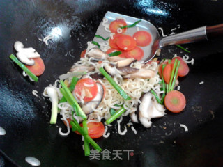 Fried Instant Noodles with Mushrooms and Carrots recipe