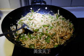 Fried Noodles with Green Pepper and Pork recipe