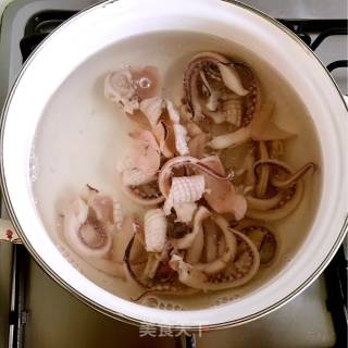 Fried Squid with Jade Fungus recipe