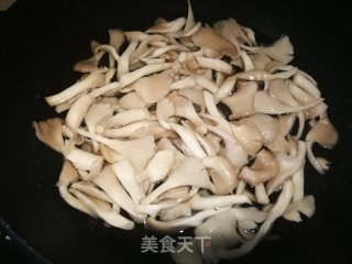 Stir-fried Chicken with Mushroom recipe