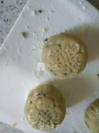 Mooncake with Egg Yolk and Lotus Seed Paste~50g recipe