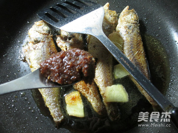 Small Yellow Croaker with Shacha Sauce recipe