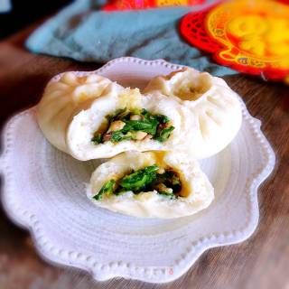 Mushroom Buns with Green Vegetables recipe