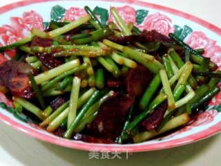 Family Fried "spicy Sausage Stir-fried Garlic Seedlings" recipe