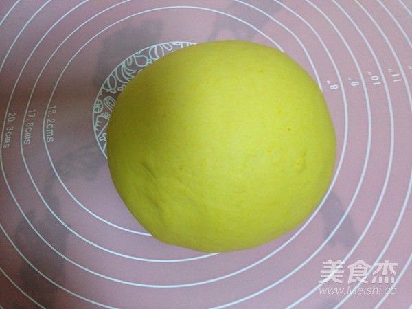 Little Yellow Man Lotus Paste Bun recipe