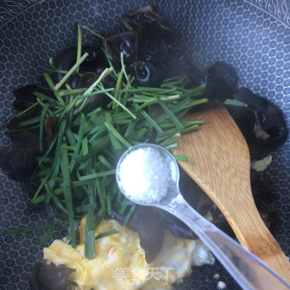 Scrambled Eggs with Chives and Fungus recipe