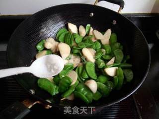 Boiled Taro with Green Lentils recipe