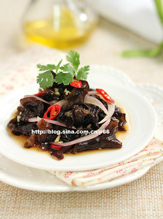 Black Fungus Mixed with Onions recipe