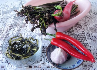 Fiddlehead Mixed with Sea Mushrooms recipe