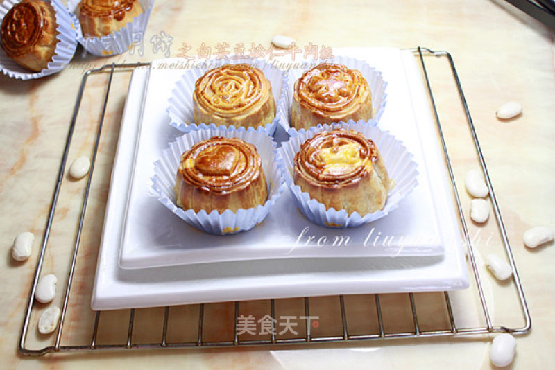 Cantonese-style Moon Cake with Beef Cubes with White Cloud Beans and Pine Nuts