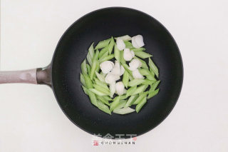 Stir-fried Fresh Lily with Celery recipe