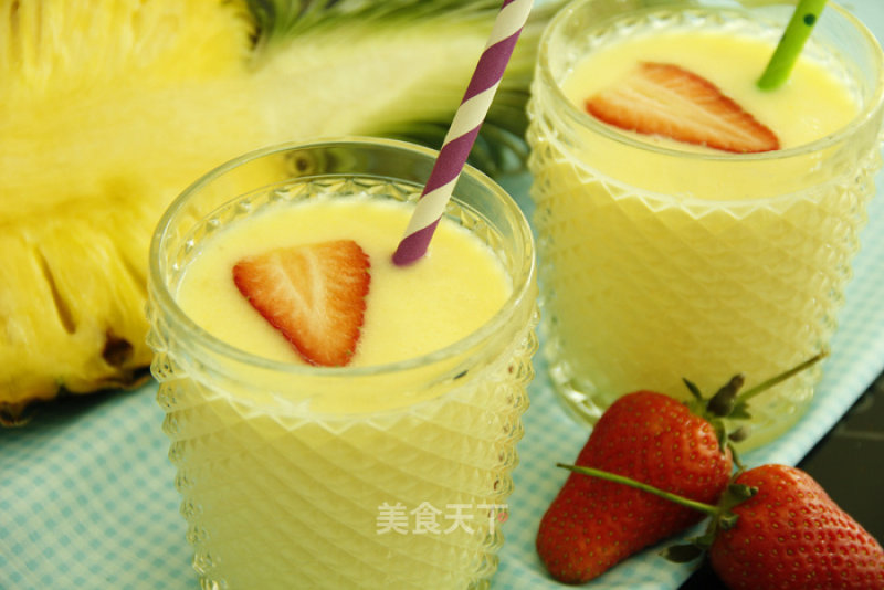 Freshly Squeezed Strawberry Pineapple Milkshake recipe