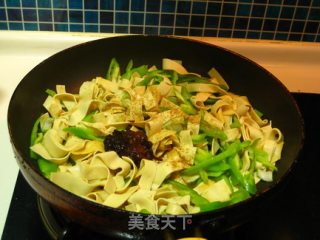 Stir-fried Bean Curd with Green Pepper recipe