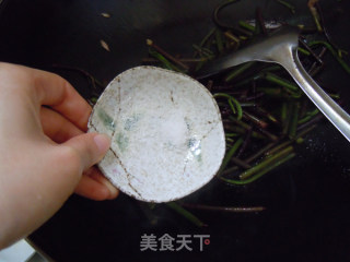 The Fragrance of Spring Wild Vegetables---stir-fried Bracken with Vinasse recipe