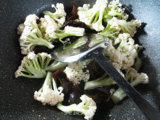 Burning Cauliflower with Black Fungus and Big Oil Cube recipe