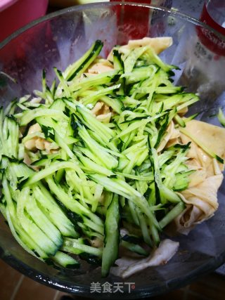 Sweet and Sour Delicacies-cold Oily Tofu Skin Cucumber recipe