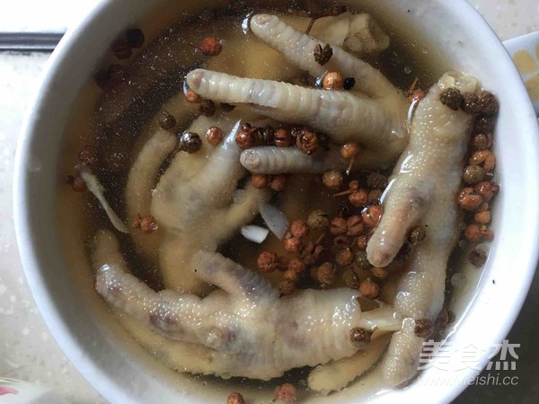 Sichuan-style Soaked Chicken Feet recipe