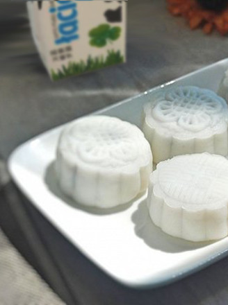 Lanque Milk | Snowy Mooncake with Creamy Pineapple Filling