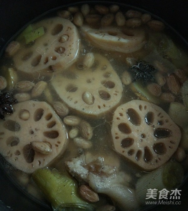 Stewed Pork Knuckles with Peanuts and Lotus Root recipe