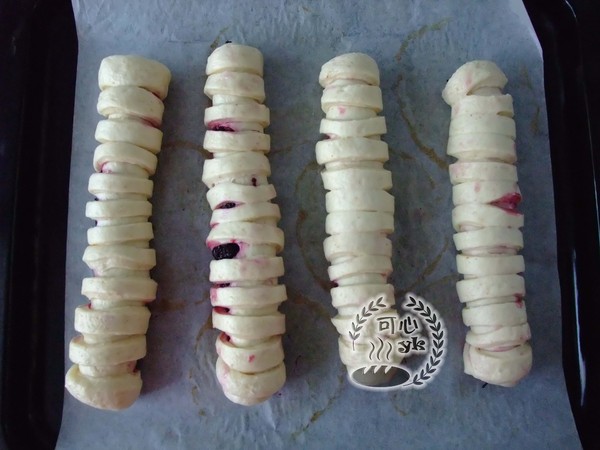 Light Cream Mulberry Jam Rolls recipe
