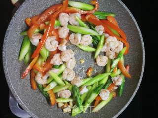 Stir-fried Italian Fusilli with Shrimp and Asparagus recipe