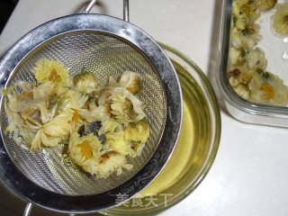 Clearing Away Heat and Relieving Fire-wolfberry Chrysanthemum Porridge recipe