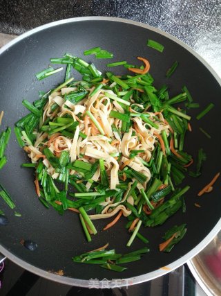 Stir-fried Bean Curd with Leek recipe