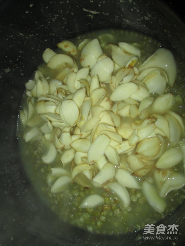 Mung Bean Lily Soup recipe