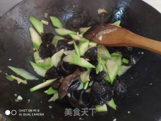 Scrambled Eggs with Squash and Fungus recipe