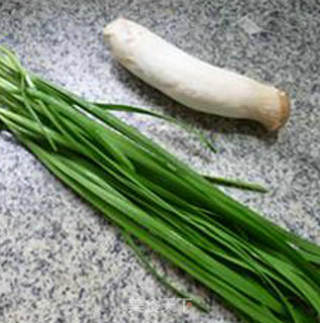 Stir-fried King Pleurotus with Leek and Shrimp Skin recipe