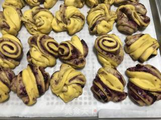 Pumpkin Flower Roll with Blueberry Sauce recipe