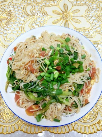Fried Noodles with Chives and Tomatoes