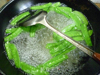 Stir-fried Snow Peas with Dried Rice and Pork recipe