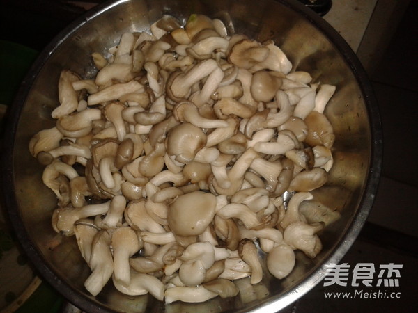 Stir-fried Xiuzhen Mushroom with Pickled Peppers recipe